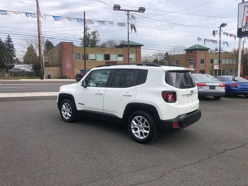 Used 2018 Jeep Renegade Latitude FWD image 3