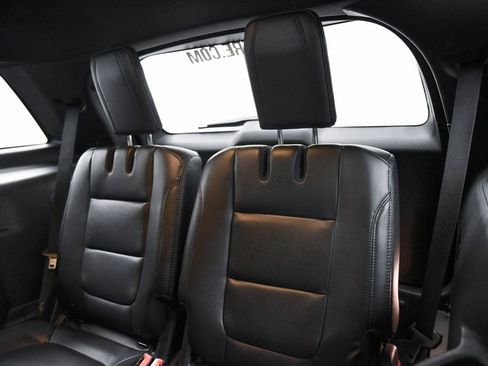 Used 2018 Ford Explorer XLT w/ Equipment Group 202A image 13