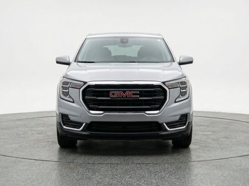 Used 2024 GMC Terrain SLE FWD image 2