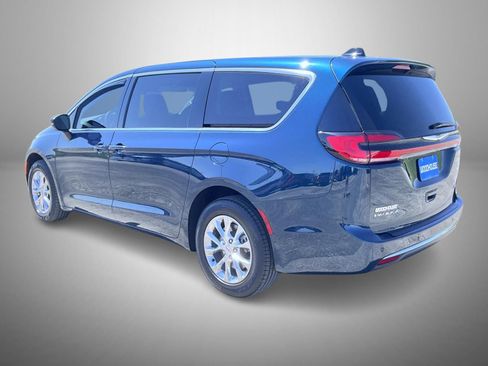 Used 2023 Chrysler Pacifica Touring-L AWD/4WD image 7