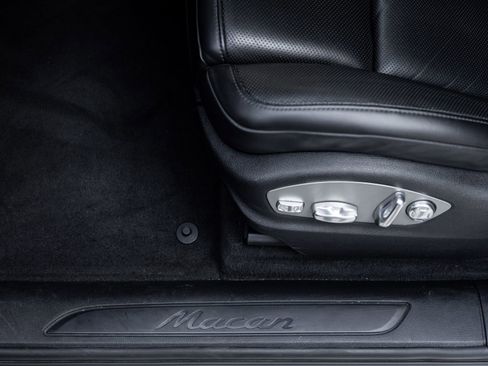 Certified 2023 Porsche Macan AWD/4WD image 20