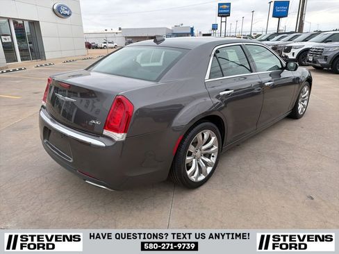 Used 2018 Chrysler 300 Limited RWD image 4