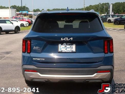 Certified 2024 Kia Sorento S w/ Panoramic Sunroof Package FWD image 6