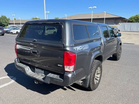 Used 2017 Toyota Tacoma TRD Sport w/ Tow Package (A/T) AWD/4WD image 4