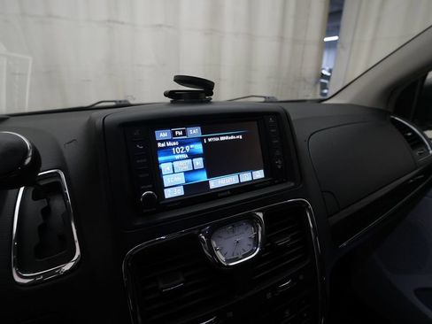Used 2014 Chrysler Town & Country Touring w/ Driver Convenience Group FWD image 6