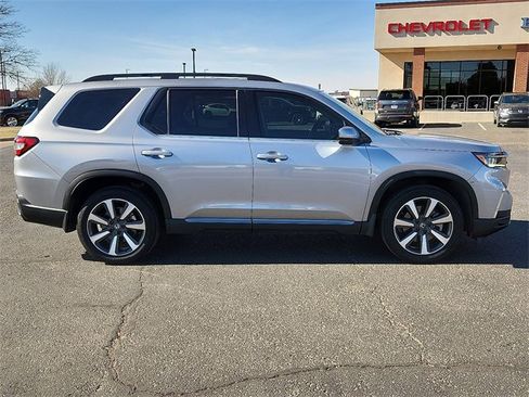 Used 2023 Honda Pilot Touring image 5