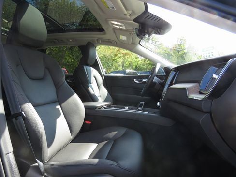 Used 2022 Volvo XC60 B5 Momentum image 14