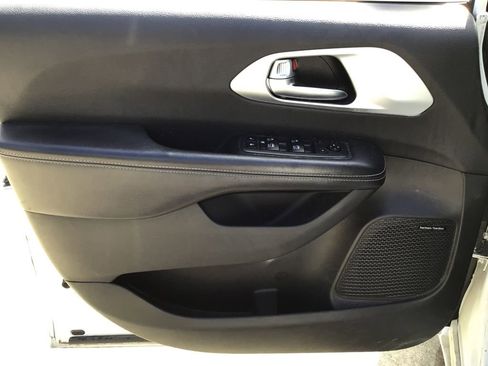 Used 2019 Chrysler Pacifica Touring-L Plus w/ S Appearance Package FWD image 15