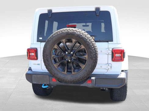 Used 2022 Jeep Wrangler Unlimited Sahara w/ Cold Weather Group AWD/4WD image 16