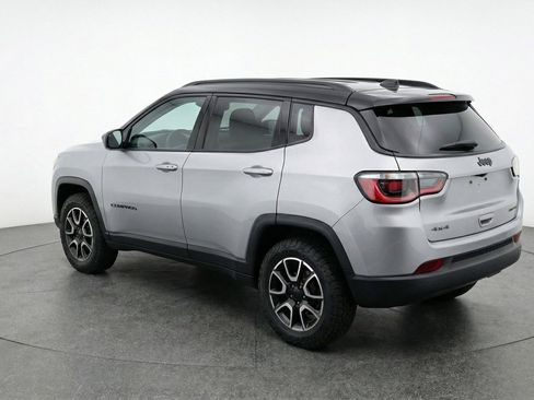 Used 2025 Jeep Compass Trailhawk AWD/4WD image 6