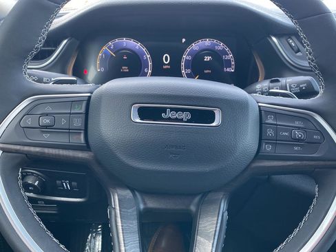 Used 2025 Jeep Grand Cherokee L Limited w/ Black Appearance Package image 9