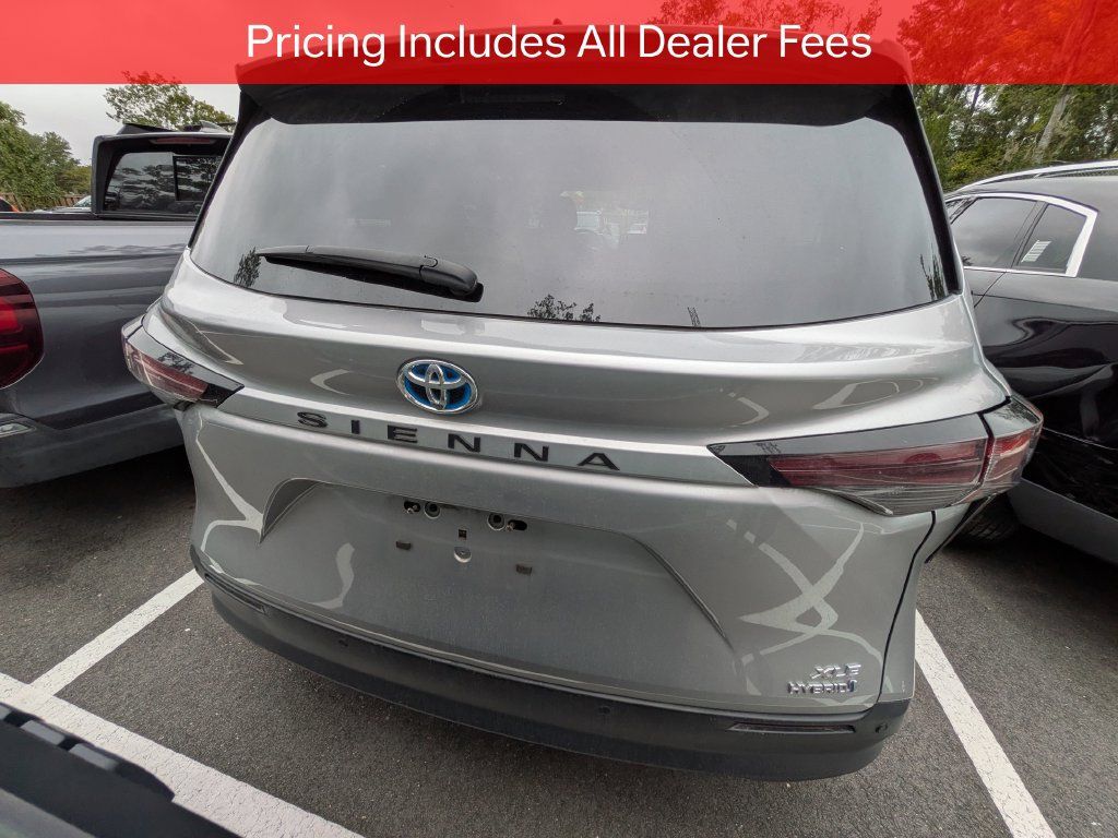 Used 2024 Toyota Sienna XLE FWD image 6