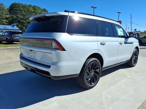 New 2025 Lincoln Navigator Reserve w/ Jet Appearance Package image 5