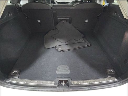 Used 2025 Volvo XC60 B5 Plus image 17