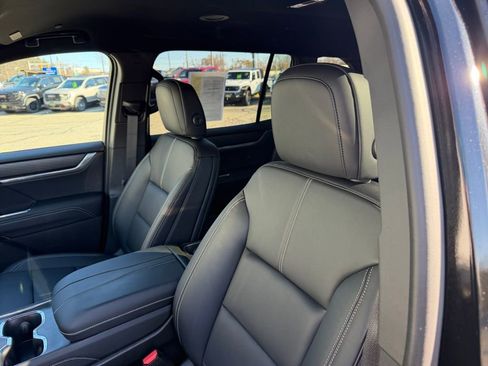 Used 2026 GMC Acadia Elevation w/ Elevation Premium Package image 13