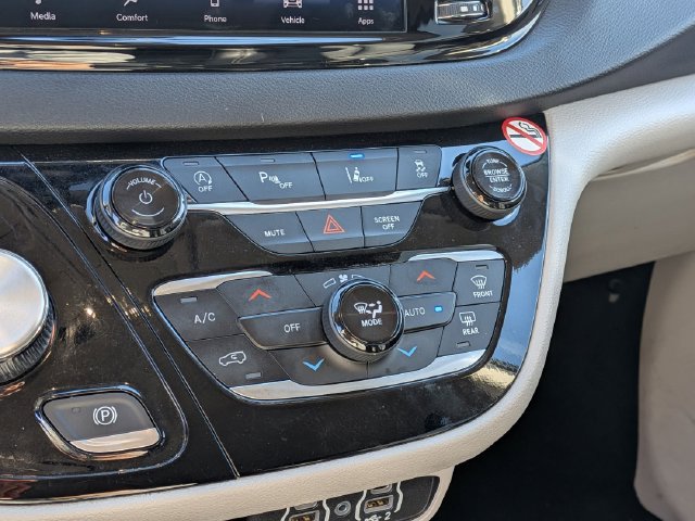 Used 2024 Chrysler Pacifica Touring-L FWD image 23