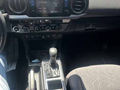 Used 2018 Toyota Tacoma TRD Off-Road w/ Technology Package AWD/4WD image 8