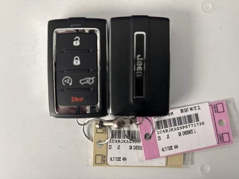 Used 2023 Jeep Grand Cherokee L Laredo image 10