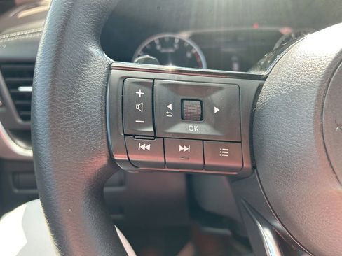 Used 2023 Nissan Rogue SV image 17