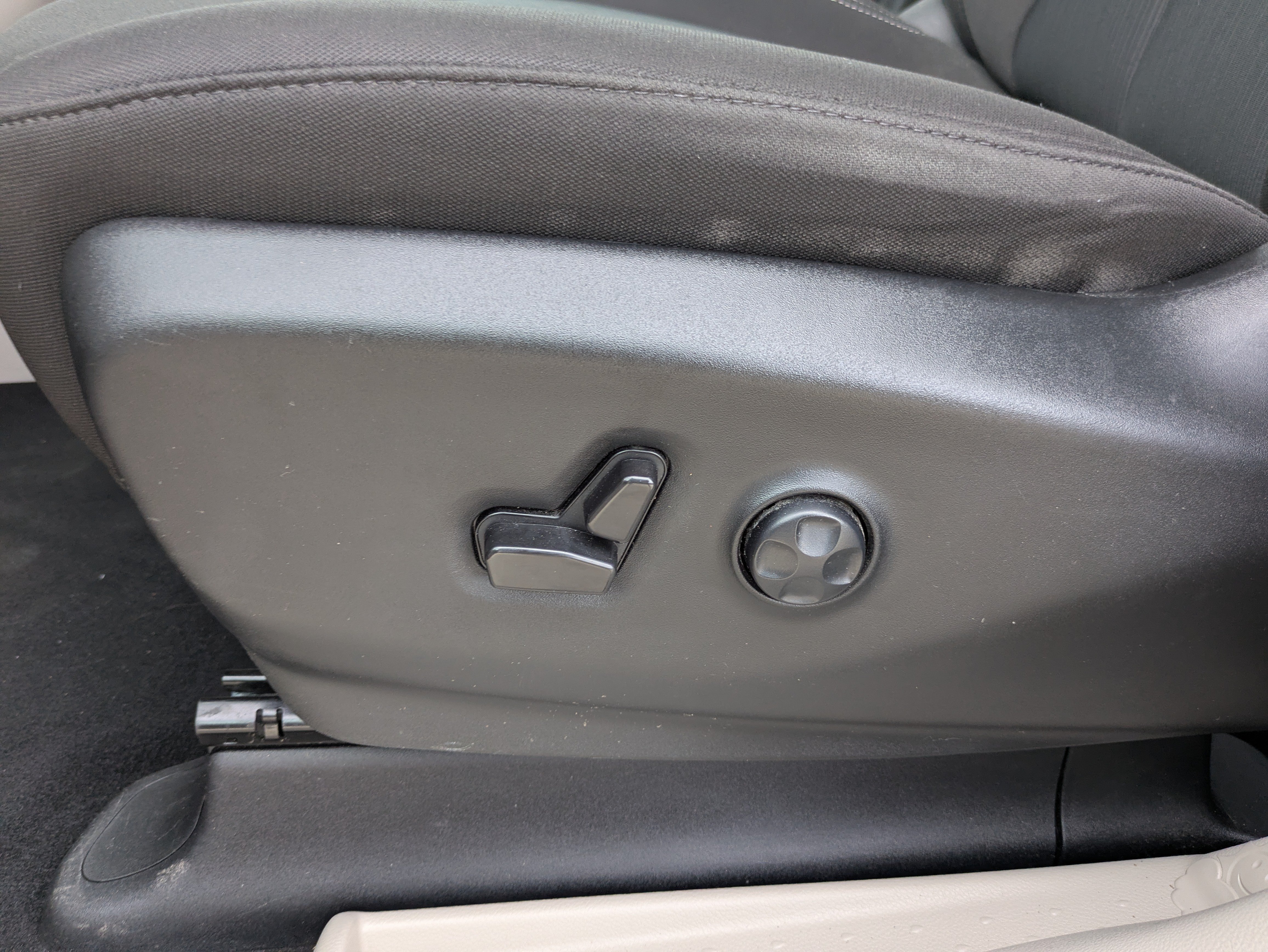 Used 2023 Chrysler Voyager LX FWD image 5