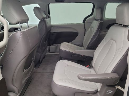 Used 2021 Chrysler Voyager Lxi FWD image 18