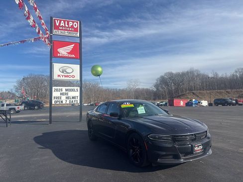 Used 2018 Dodge Charger SXT w/ Blacktop Package RWD image 11