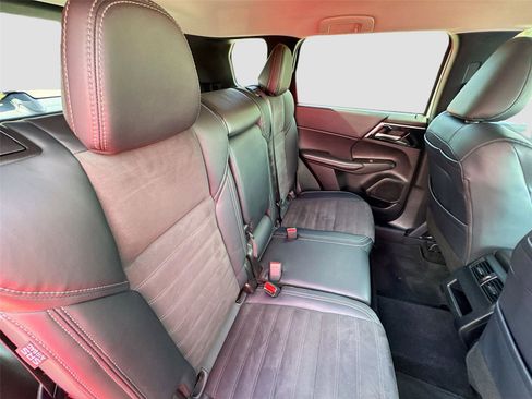 Used 2024 Mitsubishi Outlander SE image 26