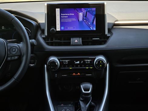 Used 2023 Toyota RAV4 SE image 18