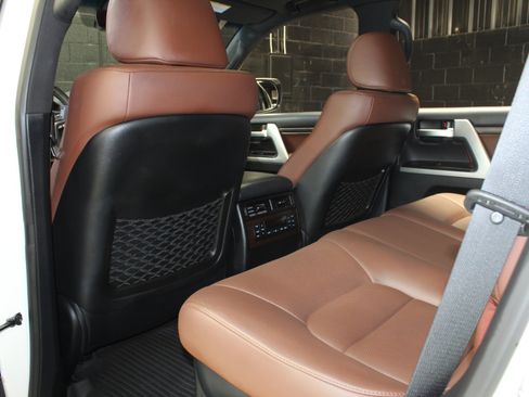 Used 2019 Toyota Land Cruiser w/ Four Season Floor Mat Package image 40