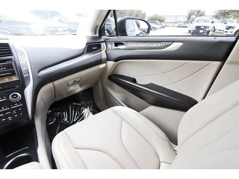 Used 2019 Lincoln MKC Reserve w/ MKC Technology Package FWD image 9