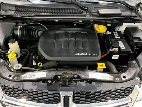 Used 2017 Dodge Grand Caravan SE w/ UConnect Hands-Free Group image 32