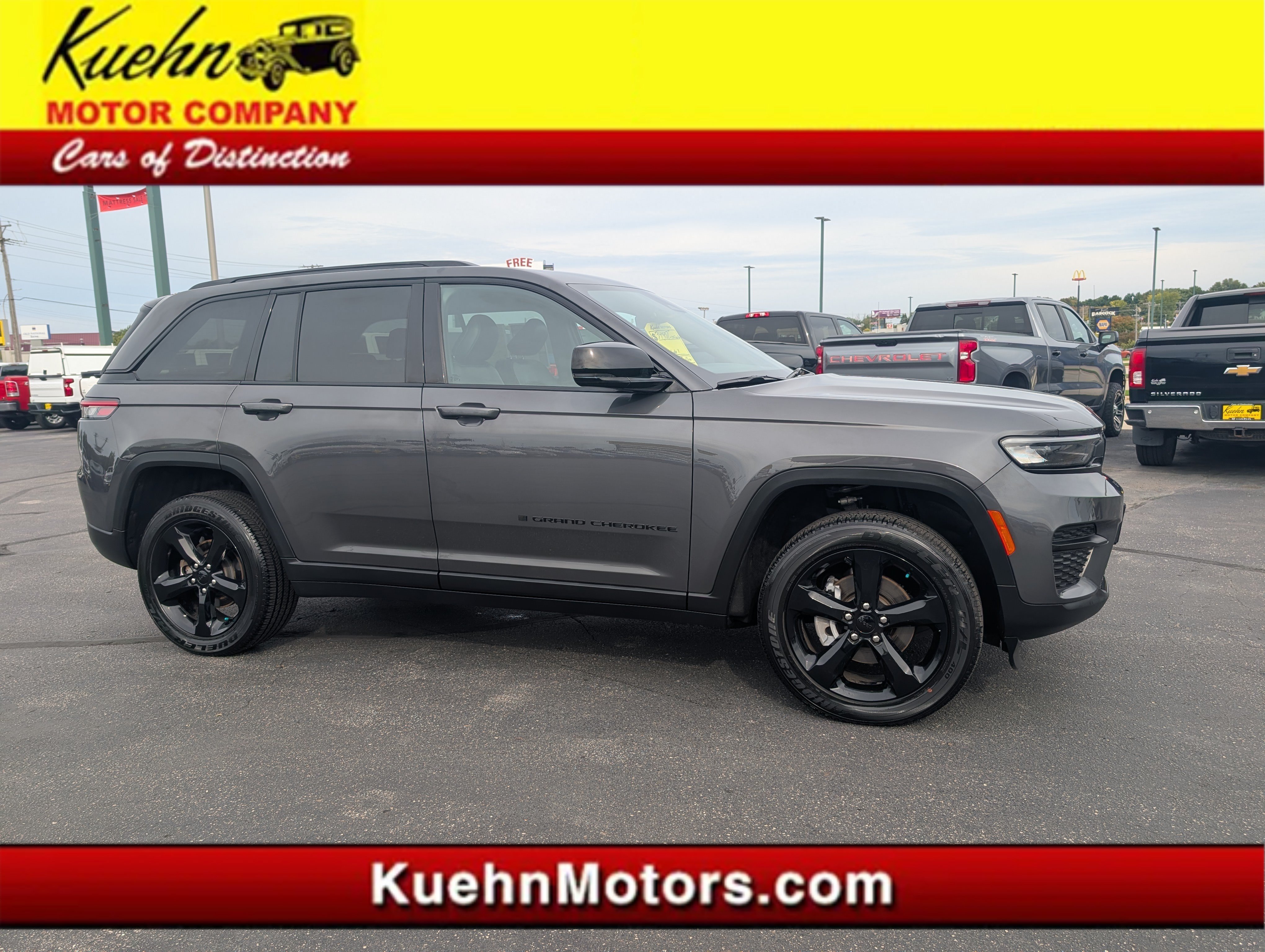 Used 2025 Jeep Grand Cherokee Altitude AWD/4WD image 1