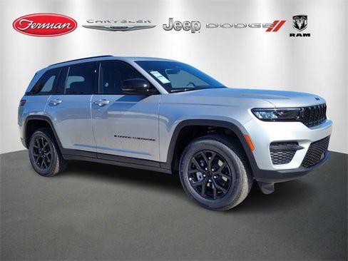 Used 2025 Jeep Grand Cherokee Altitude image 1