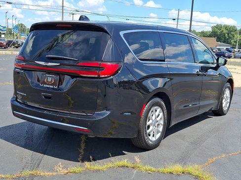 Used 2024 Chrysler Pacifica Touring-L FWD image 30