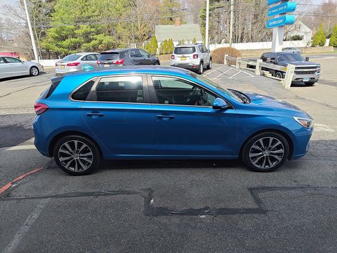 Used 2018 Hyundai Elantra GT image 3