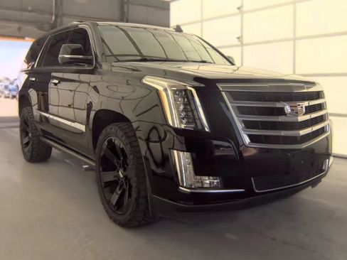 Used 2018 Cadillac Escalade Premium Luxury AWD/4WD image 4