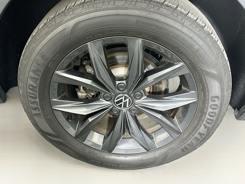 Used 2024 Volkswagen Tiguan SE FWD image 11