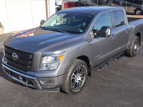 Used 2021 Nissan Titan SV w/ SV Convenience Package image 11