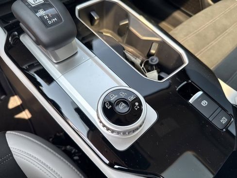 New 2025 Mitsubishi Outlander SE image 35