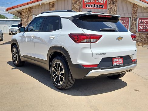 Used 2025 Chevrolet TrailBlazer LT FWD image 2