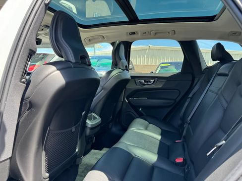 Used 2021 Volvo XC60 T5 Momentum w/ Premium Package FWD image 15