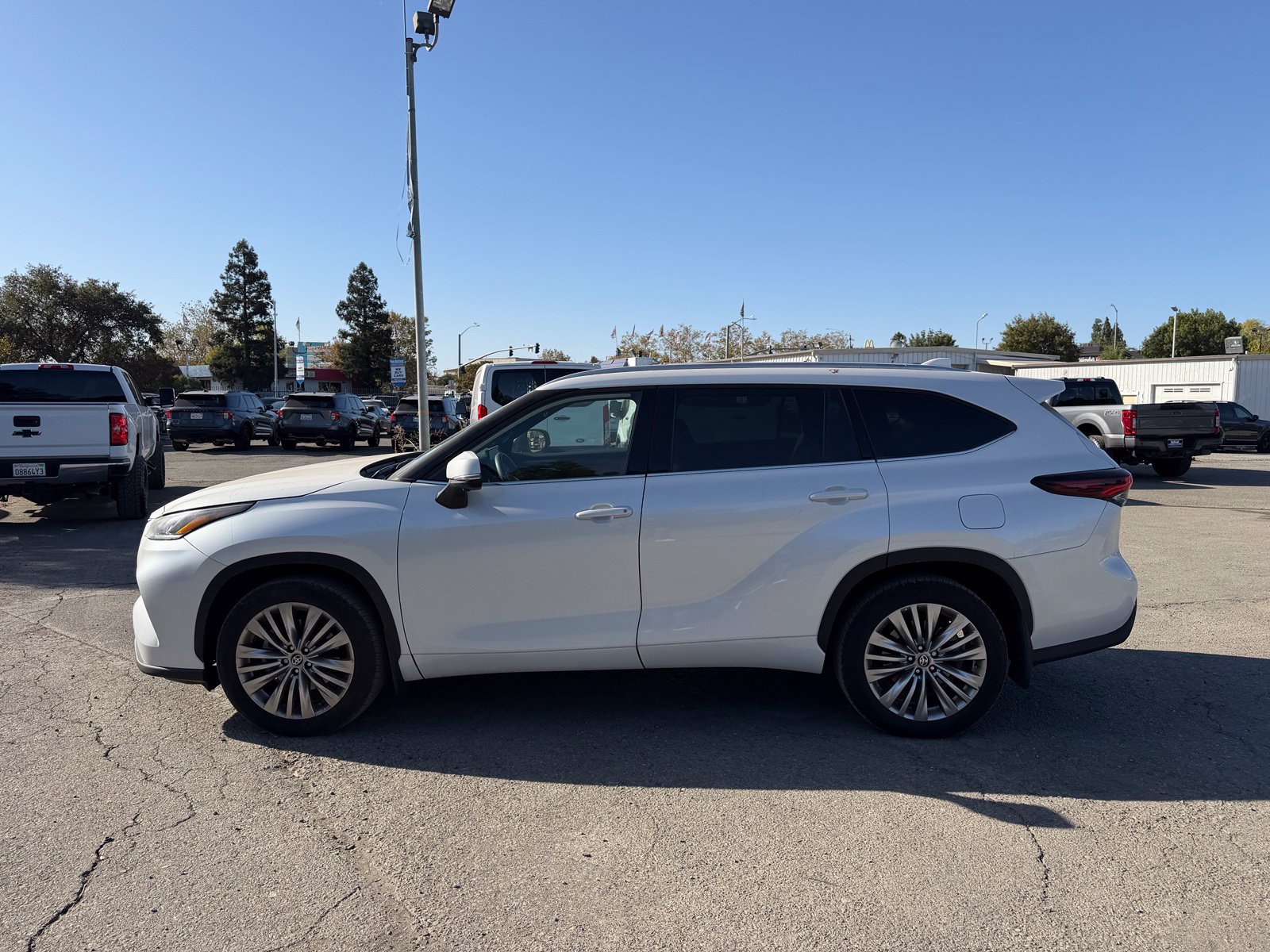 Used 2025 Toyota Highlander Platinum AWD/4WD image 2