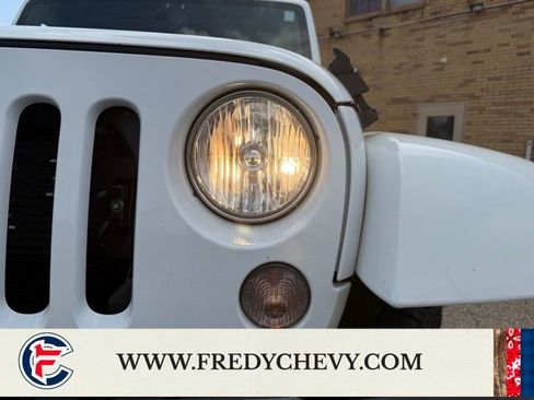 Used 2015 Jeep Wrangler Unlimited Sahara AWD/4WD image 38