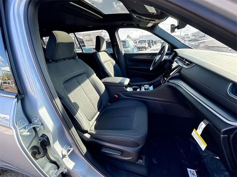 New 2025 Jeep Grand Cherokee L Laredo image 31