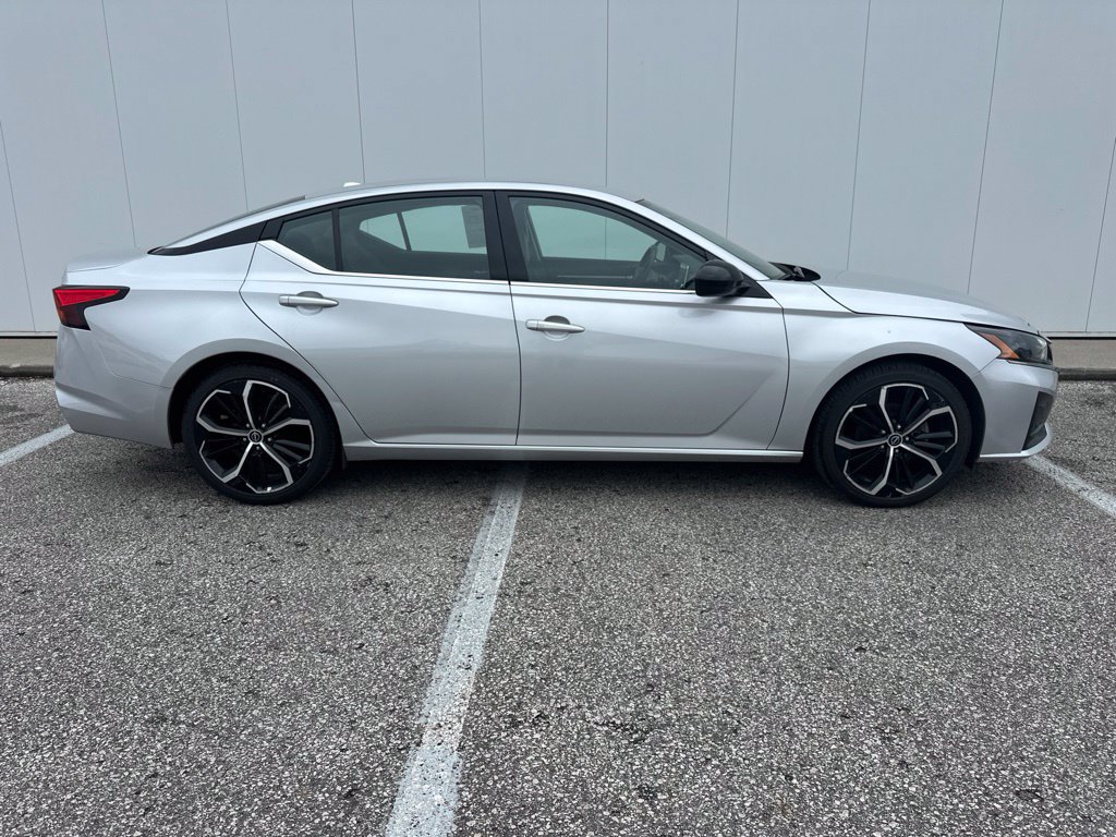 Used 2024 Nissan Altima 2.5 SR FWD image 9