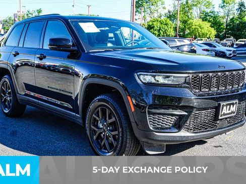 Used 2025 Jeep Grand Cherokee Altitude AWD/4WD image 4