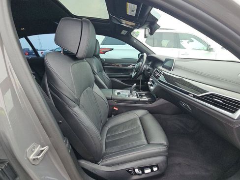 Used 2022 BMW 740i w/ M Sport Package RWD image 10