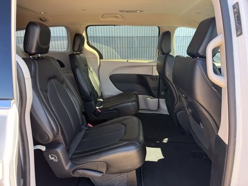 Used 2024 Chrysler Pacifica Touring-L FWD image 6