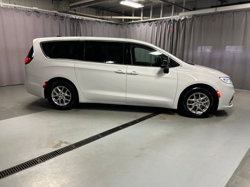 Used 2024 Chrysler Pacifica Touring-L image 8