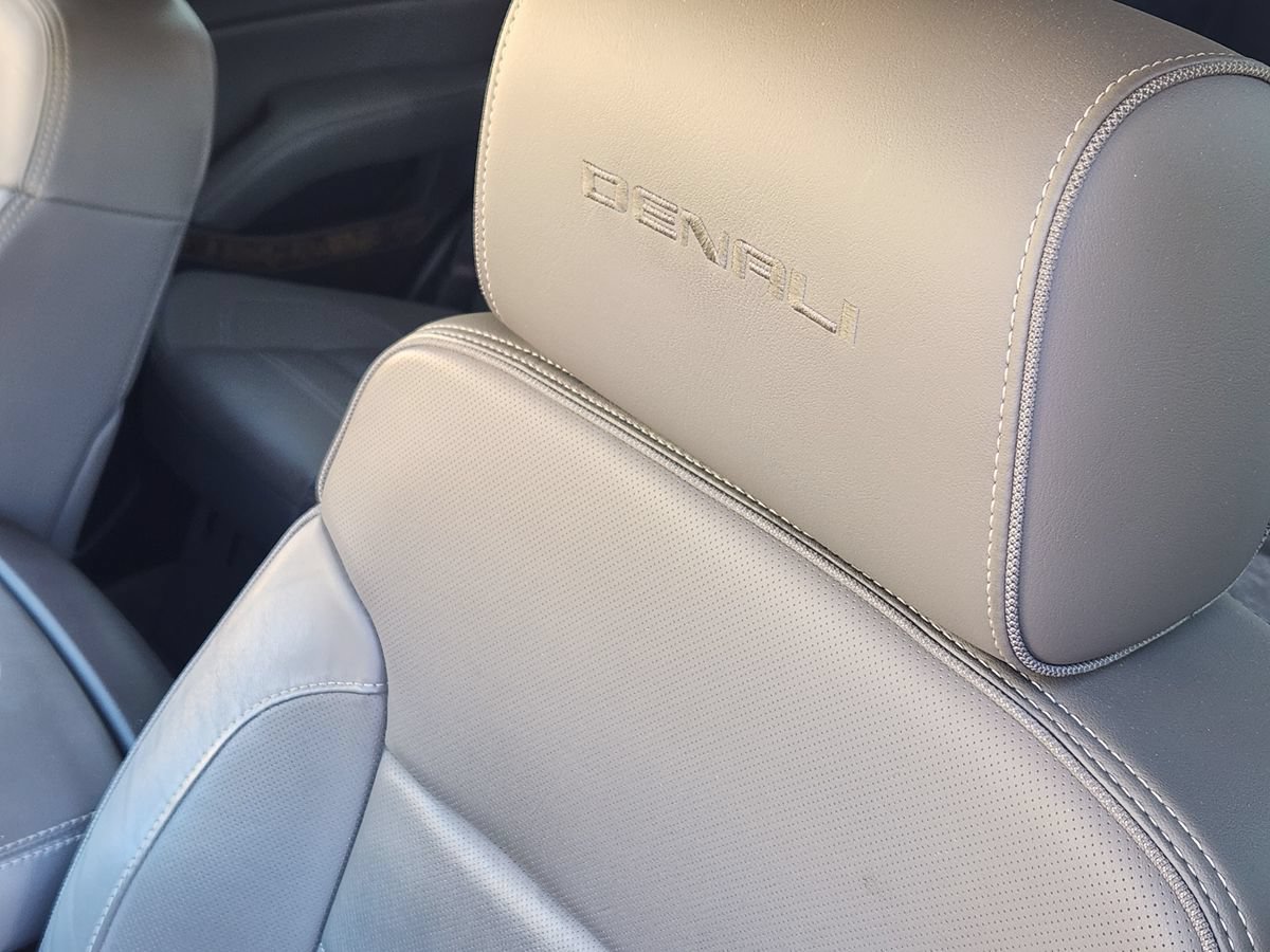 Used 2015 GMC Yukon Denali w/ Premium Package AWD/4WD image 28